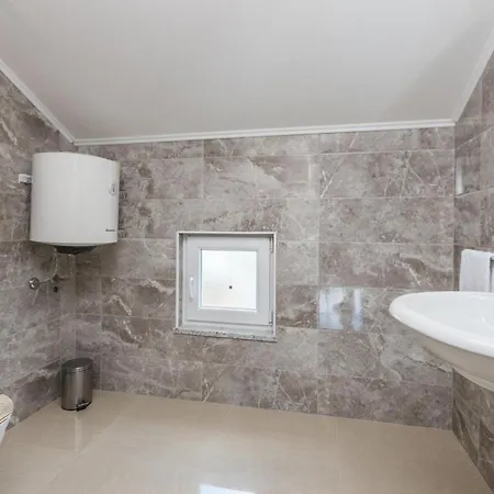 Gorgeous In Rastane Donje *